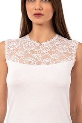 Özkan 7365 Kadın Premium Yumuşak Rahat Kumaş Viskon Dantel Detaylı Sıfır Kol Örme Bluz - Thumbnail